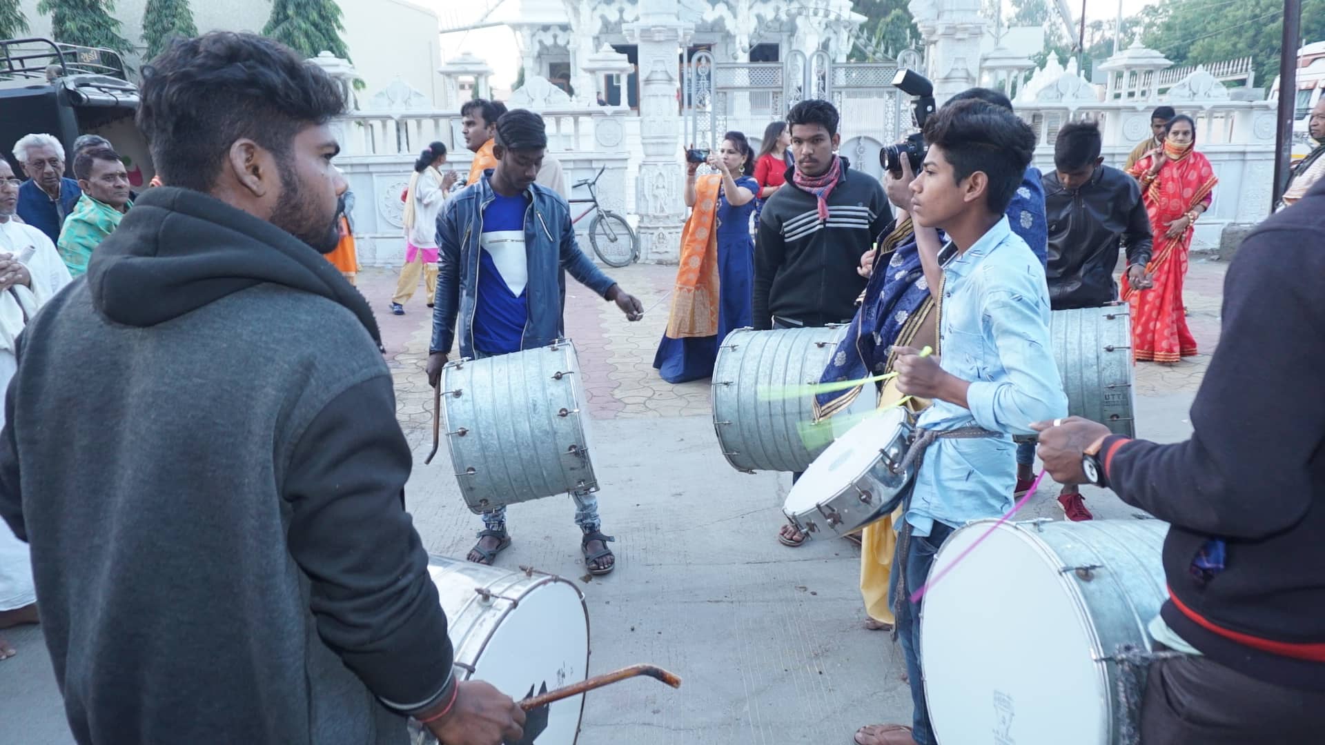 Dhol players leading the pratishtha procession