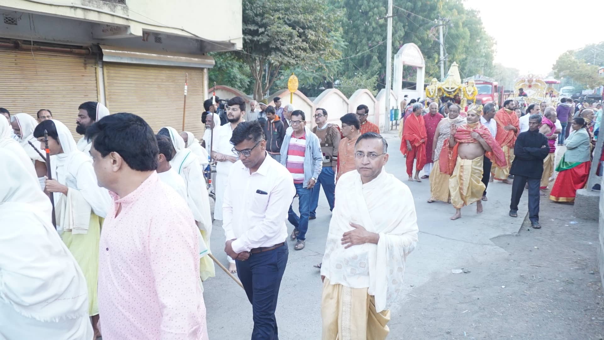 Varghodo procession with sadhvijis and devotees through Palitana